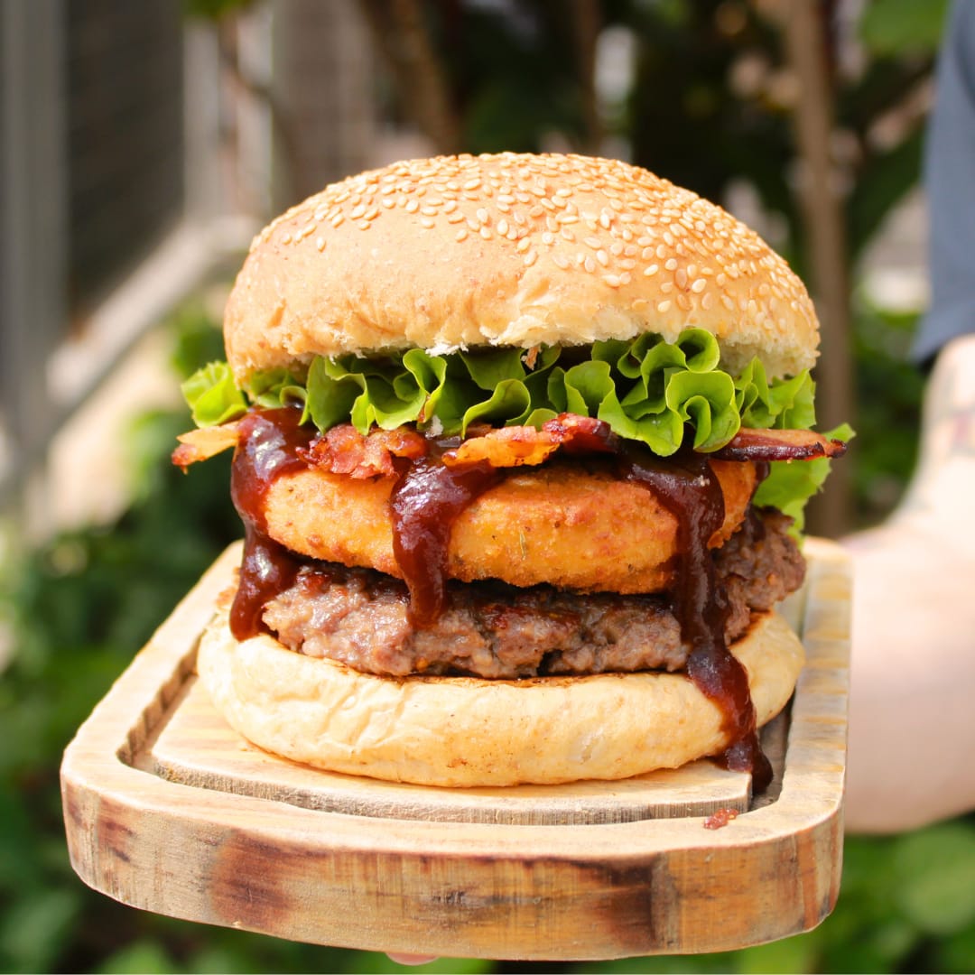 Hambúrguer São Gabriel com catupiry frito, bacon crocante e molho barbecue